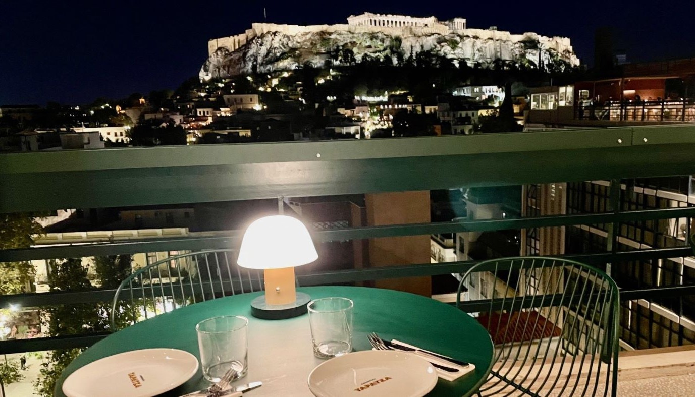 ΤΑΡΑΤΣΑ: ΕΛΛΗΝΟΛΕΒΑΝΤΙΝΙΚΗ ΚΟΥΖΙΝΑ, ΝΕΟ-ΡΕΤΡΟ ΔΙΑΚΟΣΜΗΣΗ ΚΑΙ ΘΕΑ ΑΚΡΟΠΟΛΗ | Νέα