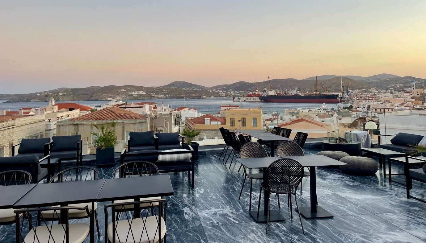 ELEXIS, ARGINI HOTEL: ΤΟ ΕΣΤΙΑΤΟΡΙΟ ΣΤΗ ΣΥΡΟ ΠΟΥ ΣΥΝΔΥΑΖΕΙ ΕΛΛΗΝΙΚΗ ΚΟΥΖΙΝΑ ΜΕ ΙΑΠΩΝΙΚΟ ΟΥΜΑΜΙ | Θέματα