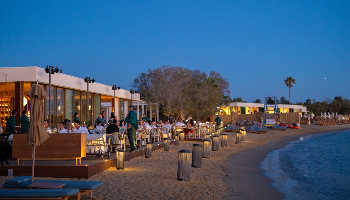 BUNGALOW 7: Ο ΝΤΙΝΟΣ ΦΩΤΕΙΝΑΚΗΣ ΠΕΤΑΕΙ ΣΤΑ ΑΣΤΕΡΙΑ ΤΗΣ ΓΛΥΦΑΔΑΣ | Κριτικές Εστιατορίων