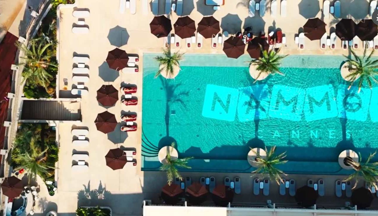 NAMMOS CANNES, ΤΟ ΕΛΛΗΝΙΚΟ BEACH LIFE ΣΥΝΑΝΤΑ ΤΗΝ ΓΑΛΛΙΚΗ ΡΙΒΙΕΡΑ | Globe-Eater