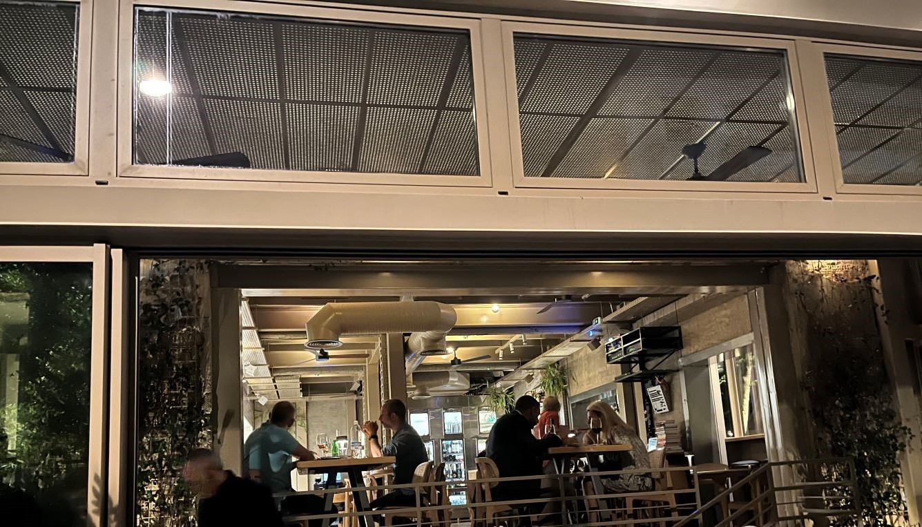 ΕΙΝΑΙ ΤΟ SISTER ΤΟΥ ΚΩΝΣΤΑΝΤΙΝΟΥ ΖΟΥΓΑΝΕΛΗ, ΤΟ ΝΕΟ BAR GURU BAR; | Θέματα