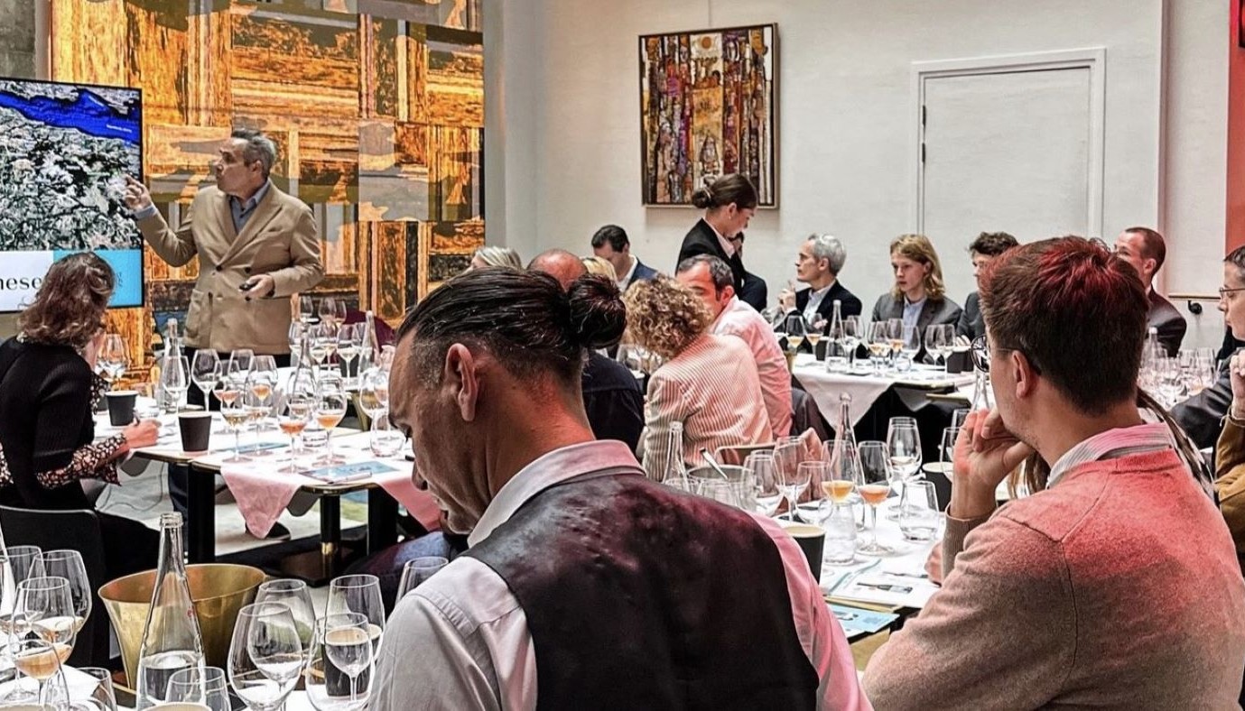 ΤΟ 50 GREAT GREEK WINES ΚΑΙ Ο ΓΙΑΝΝΗΣ ΚΑΡΑΚΑΣΗΣ ΤΑΞΙΔΕΨΑΝ ΤΟΝ ΕΛΛΗΝΙΚΟ ΑΜΠΕΛΩΝΑ ΣΤΟ ΠΑΡΙΣΙ | Θέματα