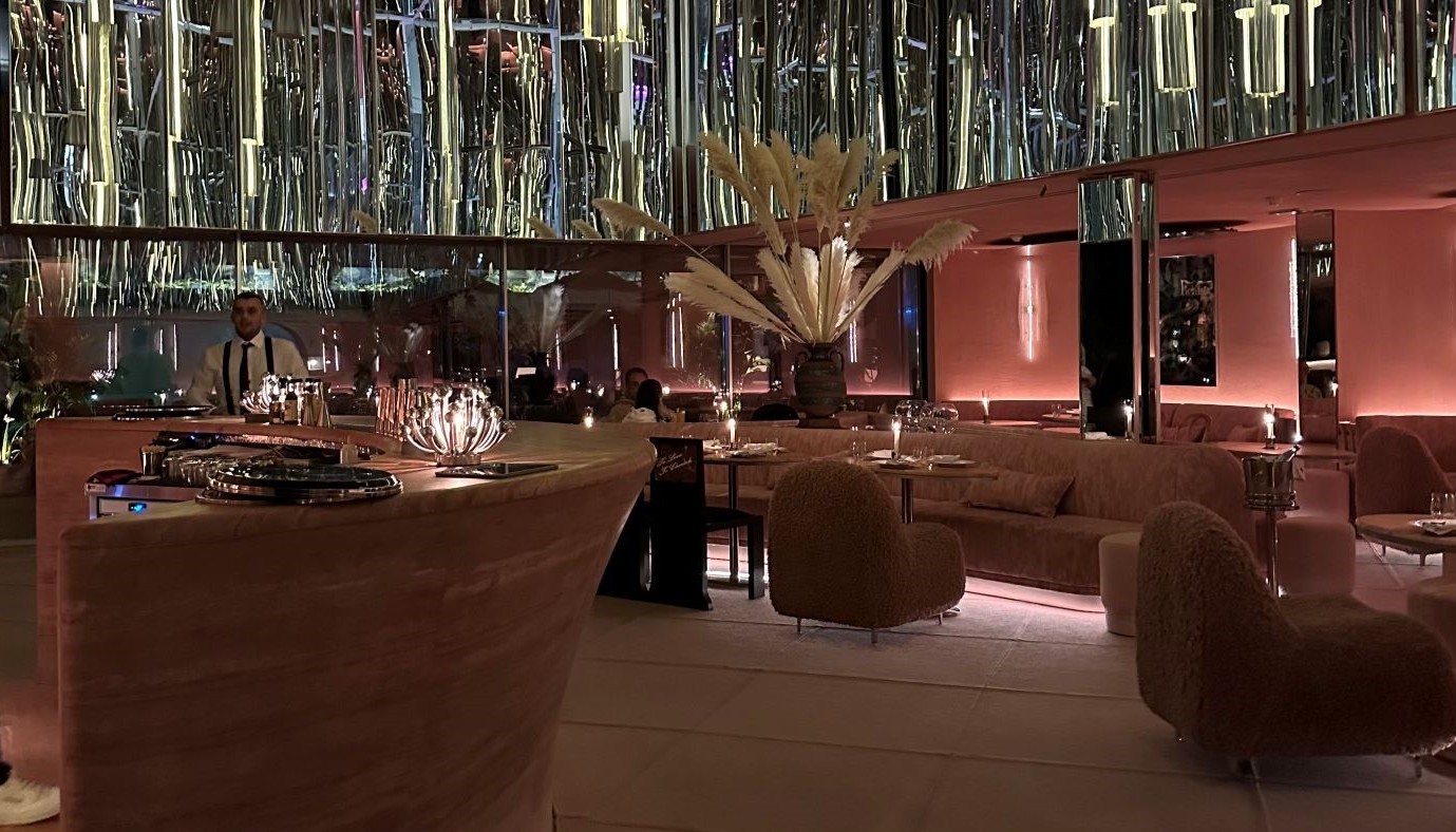 KOUMKAN ATHENS: ΜΙΑ ΠΡΩΤΗ ΜΑΤΙΑ ΣΤΟ ΠΑΝΕΜΟΡΦΟ HOTEL BAR ΠΟΥ ΑΝΟΙΞΕ ΣΤΟ SEMIRAMIS | The Bars