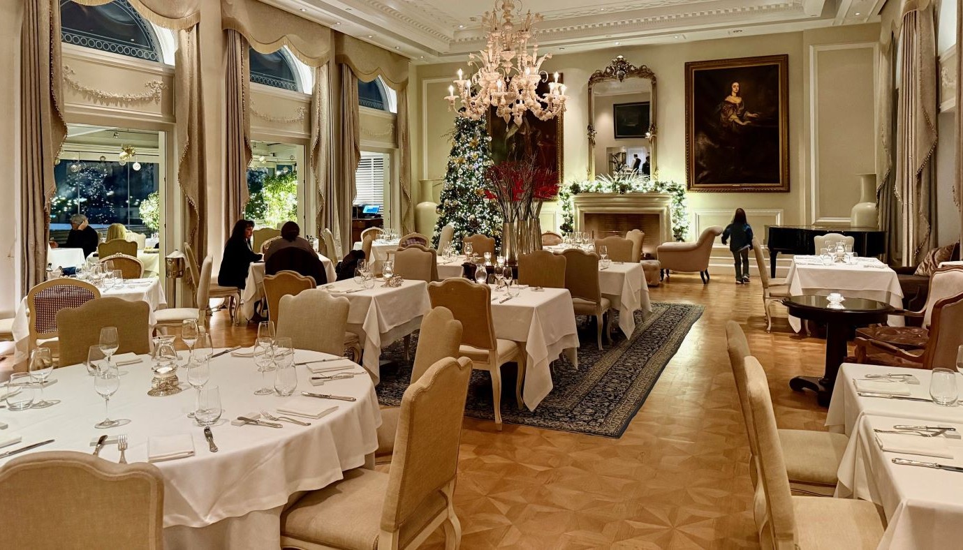TUDOR HALL: ΥΨΗΛΗ ΓΑΣΤΡΟΝΟΜΙΑ ΚΑΙ ΑΡΙΣΤΟΚΡΑΤΙΚΗ ΑΙΣΘΗΤΙΚΗ ΣΤΗΝ ΚΑΡΔΙΑ ΤΗΣ ΑΘΗΝΑΣ | Νέα