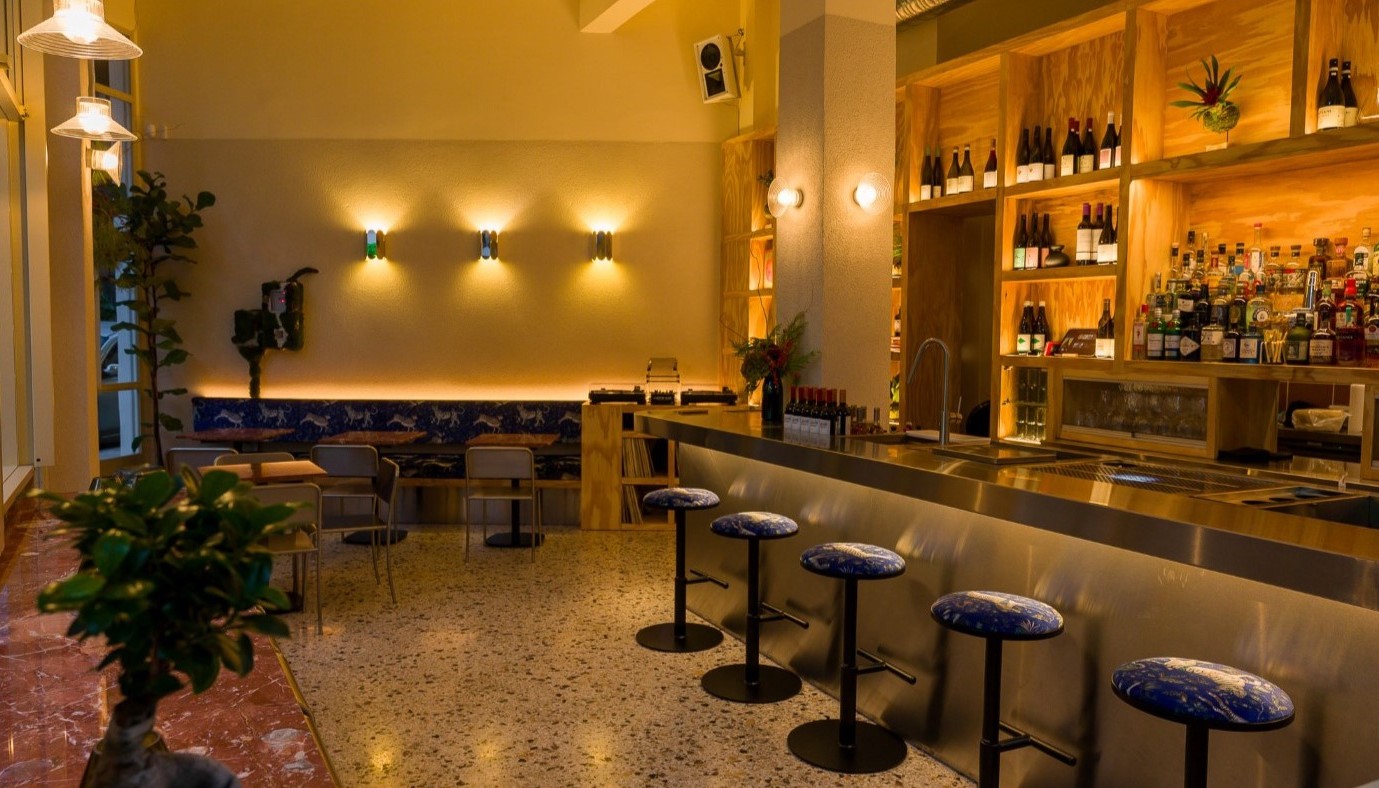 HOTEL ÉTERNITÉ: ΕΚΕΙ ΠΟΥ Ο ΧΡΟΝΟΣ ΣΤΑΜΑΤΑ ΓΙΑ ΕΝΑ COCKTAIL | The Bars