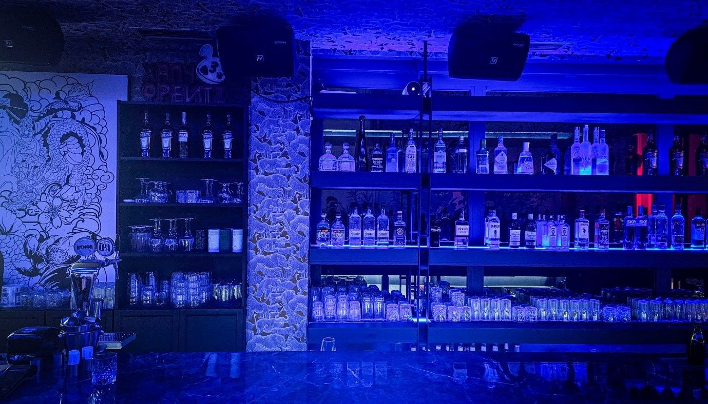 MARANTONA: ΤΟ BAR ΤΗΣ ΑΡΓΥΡΟΥΠΟΛΗΣ ΠΟΥ ΠΑΙΖΕΙ ΣΕ ΔΙΚΟ ΤΟΥ ΓΗΠΕΔΟ | The Bars