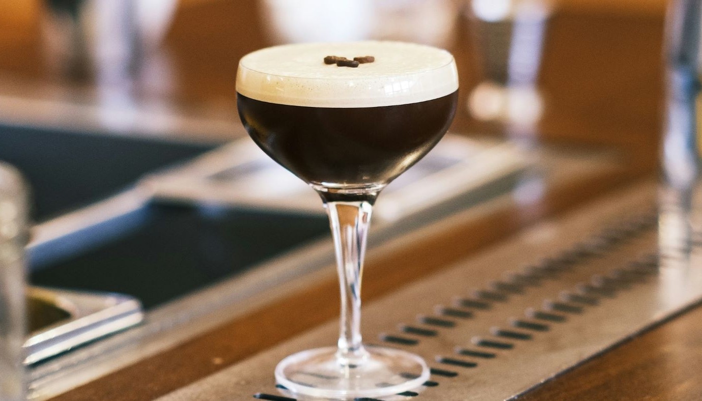 ΤΟ ESPRESSO MARTINI ΕΓΙΝΕ 40 ΕΤΩΝ - Η ΑΥΘΕΝΤΙΚΗ ΣΥΝΤΑΓΗ | Θέματα