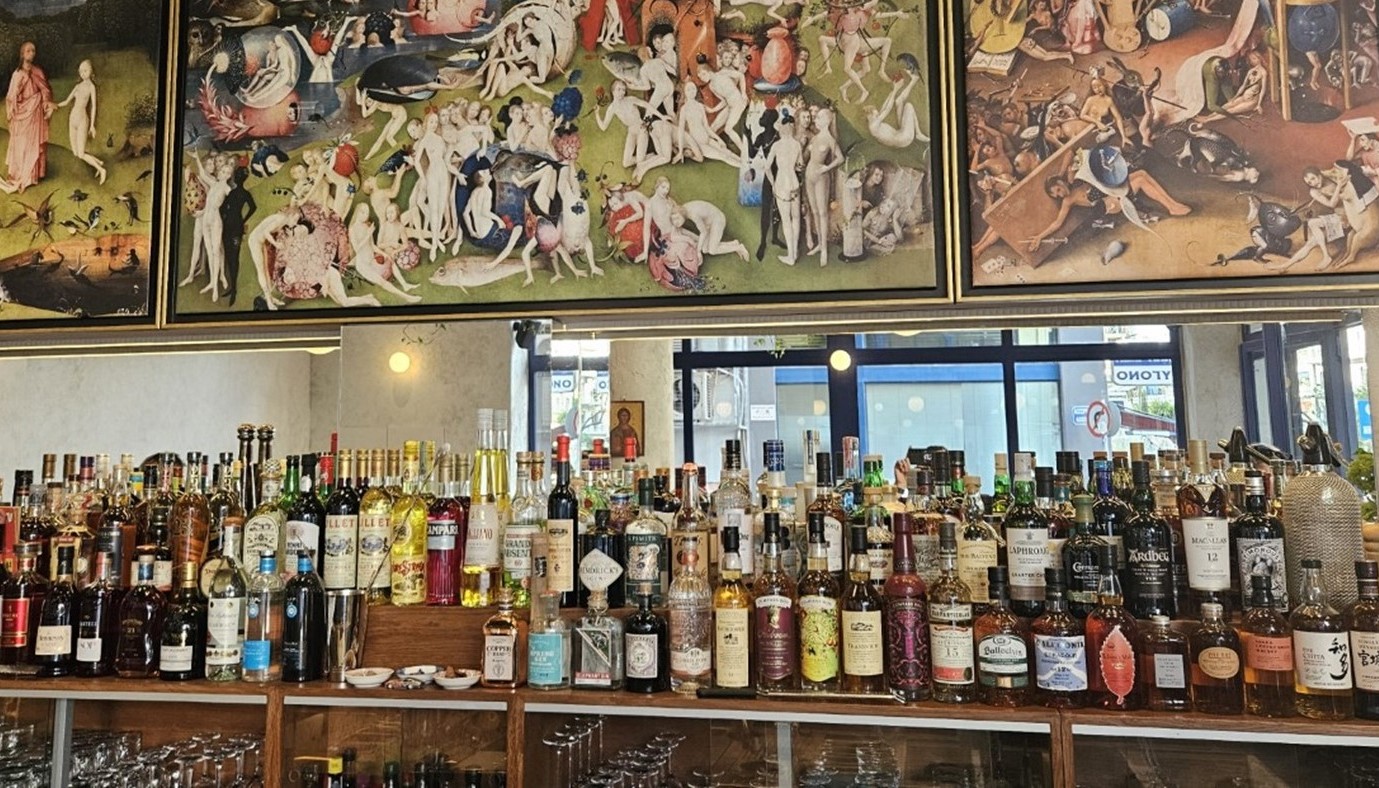 ΣΤΗΝ ΞΥΛΙΝΗ ΜΠΑΡΑ ΤΟΥ QUINN’S Η ΑΘΗΝΑ ΒΡΙΣΚΕΙ ΕΝΑ ΝΕΟ ΣΗΜΕΙΟ ΑΝΑΦΟΡΑΣ | The Bars