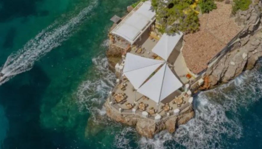 SEA SATIN AT MAONA, ΟΤΑΝ Η ΜΥΚΟΝΟΣ ΦΛΕΡΤΑΡΕΙ ΜΕ ΤΟ MONTE - CARLO | Νέα