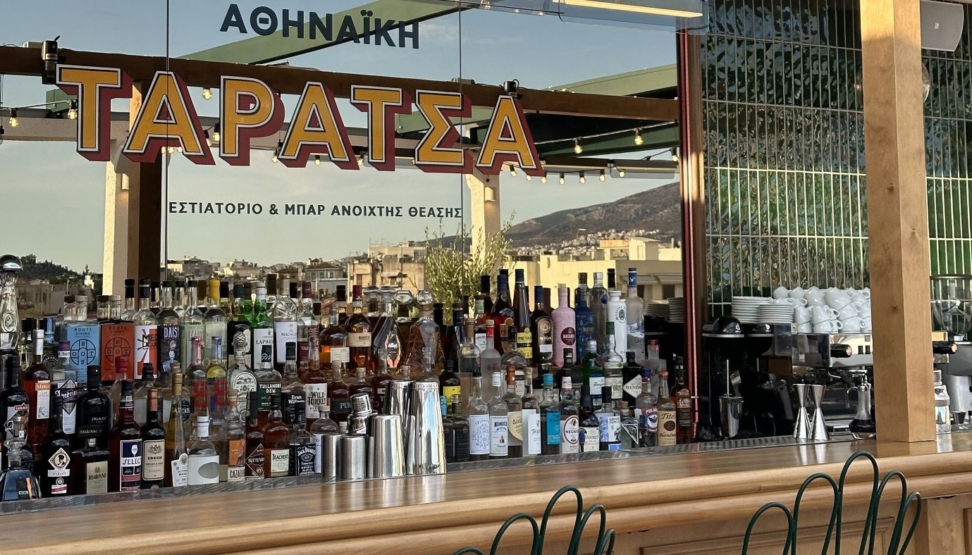 ΑΘΗΝΑΪΚΗ ΤΑΡΑΤΣΑ: Η ΤΑΡΑΤΣΑ ΠΟΥ ΠΑΝΤΡΕΥΕΙ ΤΗΝ ΓΑΣΤΡΟΝΟΜΙΑ ΜΕ ΤΟ FINE DRINKING | The Bars