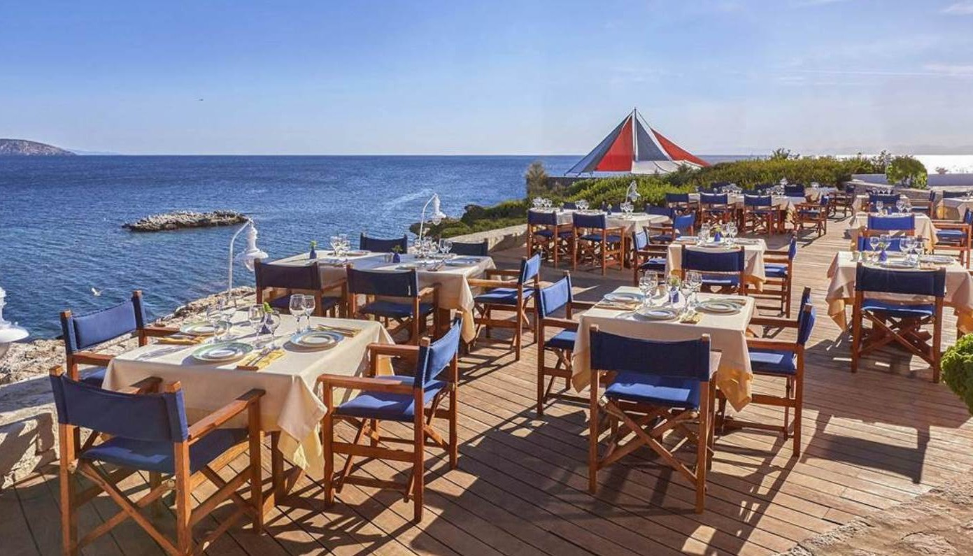 OUZERI ΑΙΓΑΙΟΝ, GRAND RESORT LAGONISSI: ΕΛΛΗΝΙΚΕΣ ΓΕΥΣΕΙΣ ΣΕ ΣΚΗΝΙΚΟ ΣΑΝ ΚΑΡΤ ΠΟΣΤΑΛ | Θέματα