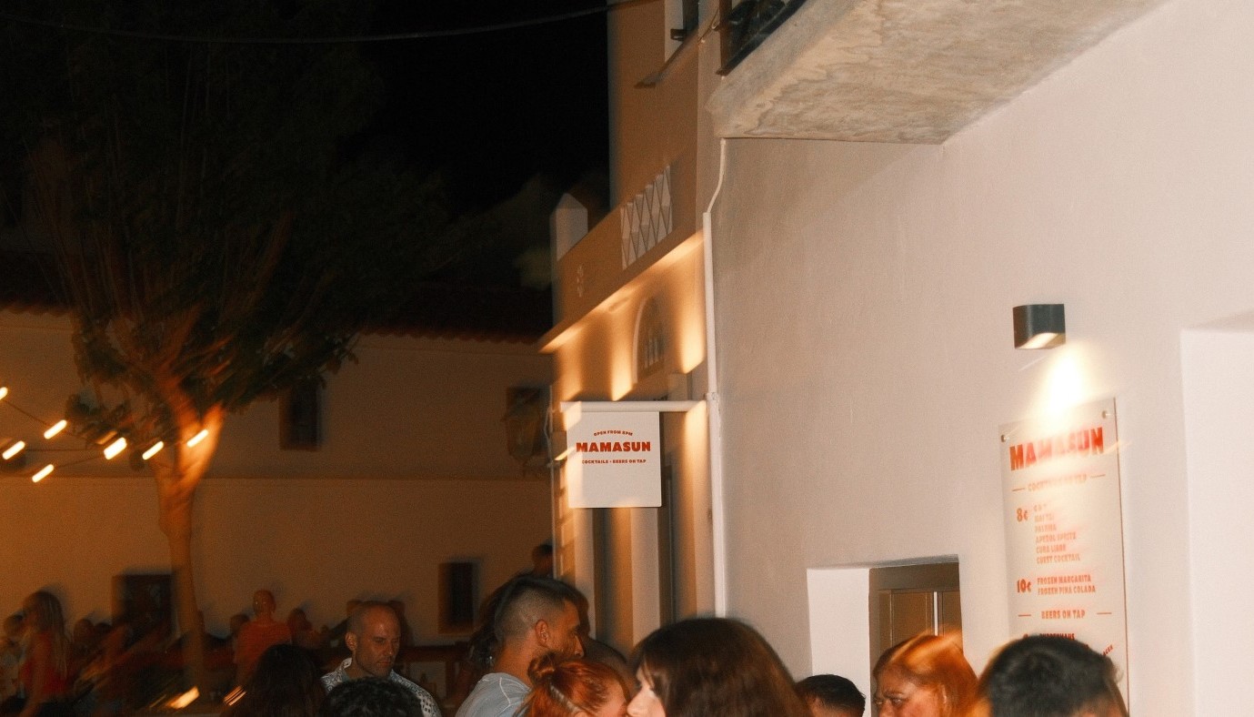 MAMA SUN, COCKTAILS ON TAP ΚΑΙ ΑΛΗΘΙΝΟ ΝΗΣΙΩΤΙΚΟ VIBE ΣΤΗΝ ΚΑΡΔΙΑ ΤΗΣ ΤΗΝΟΥ | The Bars