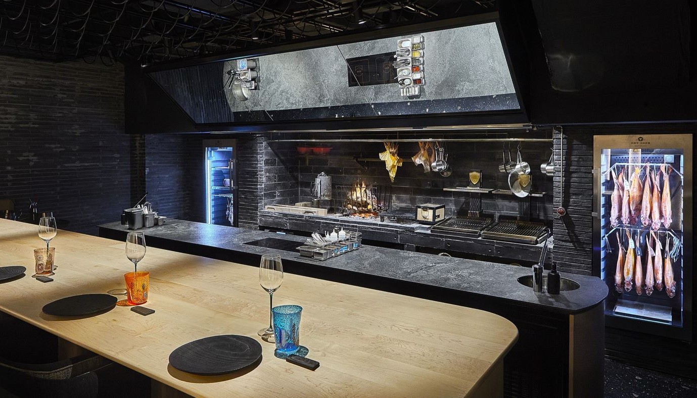 SMOKED ROOM: ΔΥΟ ΑΣΤΕΡΙΑ MICHELIN, ΔΕΚΑΤΕΣΣΕΡΙΣ ΘΕΣΕΙΣ ΚΑΙ ΜΙΑ ΦΛΟΓΑ ΠΟΥ ΔΕΝ ΣΒΗΝΕΙ ΣΤΗ ΜΑΔΡΙΤΗ | Globe-Eater