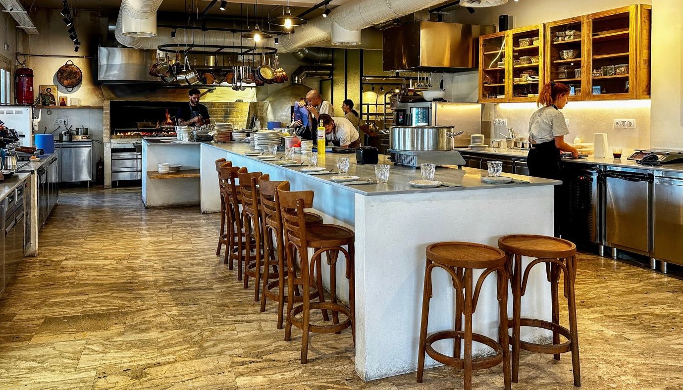 ΡΕΜΑ ΦΛΟΓΑ: ΠΑΡΑΔΟΣΙΑΚΕΣ ΕΛΛΗΝΙΚΕΣ ΚΑΙ ΚΥΚΛΑΔΙΤΙΚΕΣ ΓΕΥΣΕΙΣ ΠΑΙΡΝΟΥΝ «ΦΩΤΙΑ» ΣΤΗΝ ΠΑΡΟ | Θέματα