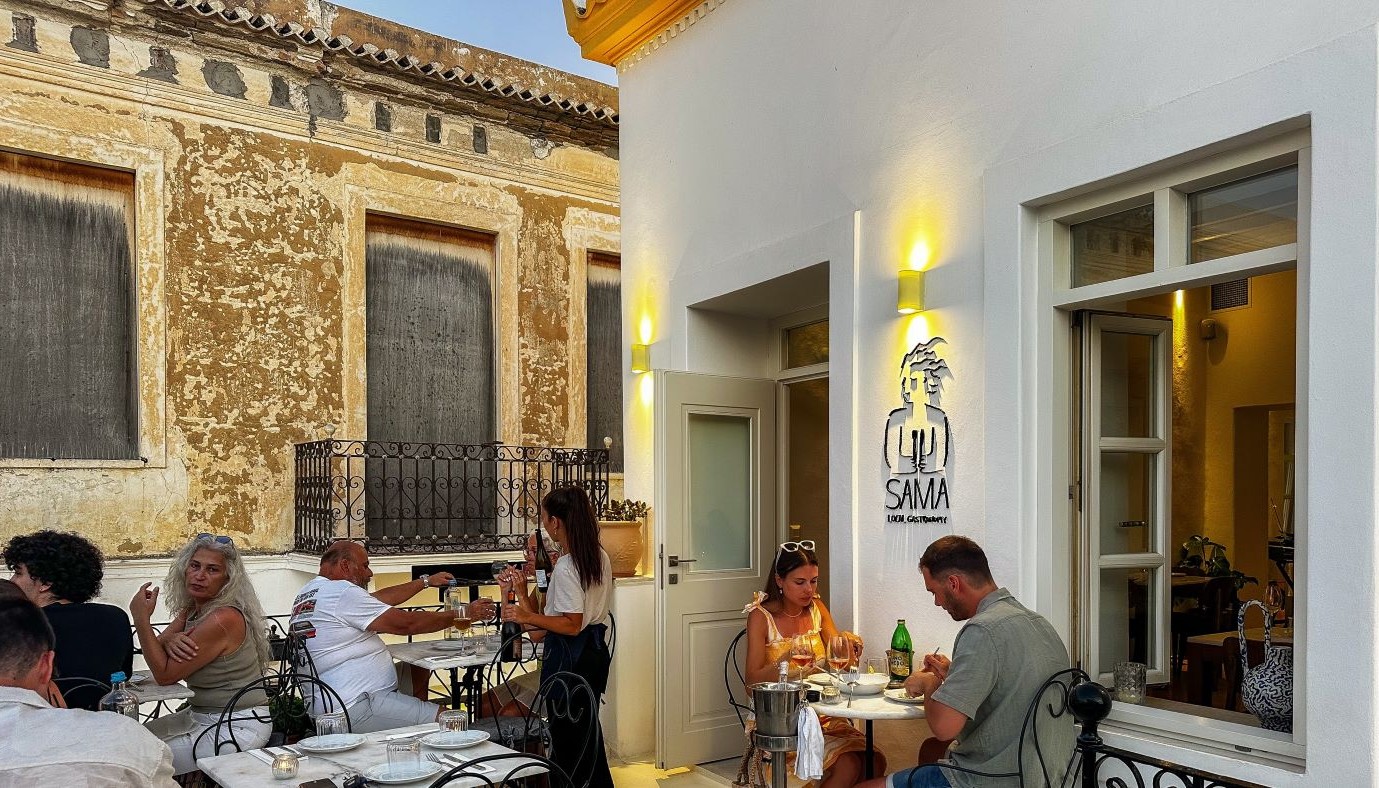 SAMA: ΕΝΑΣ ΦΩΤΕΙΝΟΣ «ΟΥΡΑΝΟΣ» ΣΥΓΧΡΟΝΗΣ ΚΥΚΛΑΔΙΤΙΚΗΣ ΚΟΥΖΙΝΑΣ ΣΤΗΝ ΠΑΡΟ | Θέματα