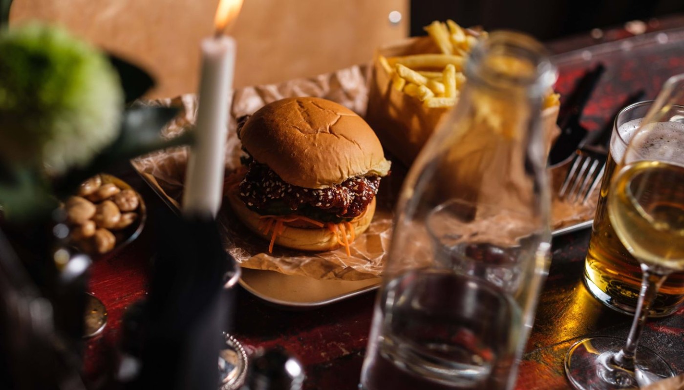 2112: ΤΟ ΠΙΟ ROCK BURGER ΣΤΗΝ ΕΥΡΩΠΗ ΣΕΡΒΙΡΕΤΑΙ ΣΤΟ ΓΚΕΤΕΜΠΟΡΓΚ | Globe-Eater