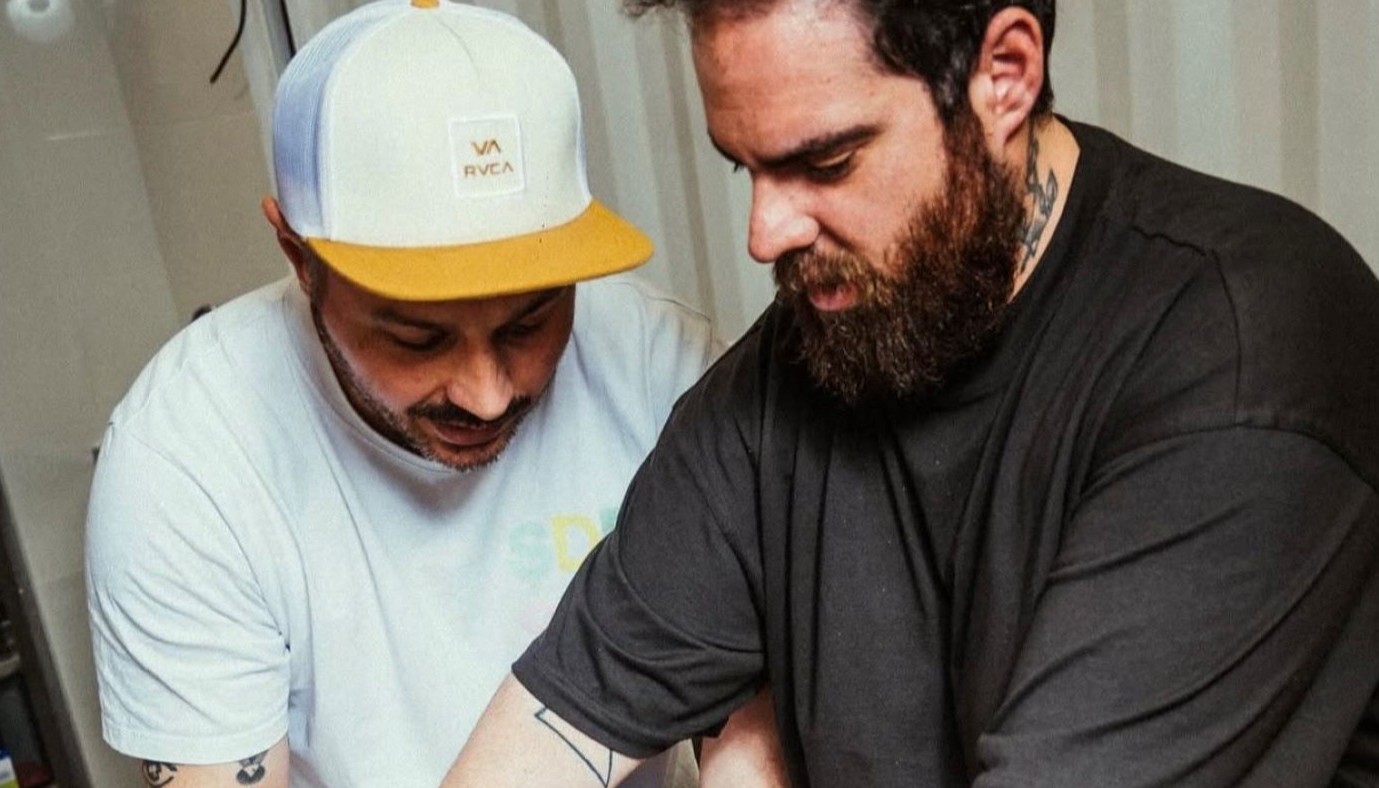 ΔΕΥΤΕΡΗ ΕΔΡΑ ΓΙΑ ΤΟ FOUR HANDS ΤΩΝ ΠΑΠΑΖΑΧΑΡΙΑ ΚΑΙ ΦΕΣΚΟΥ ΣΤΟ ΚΟΛΩΝΑΚΙ | Νέα