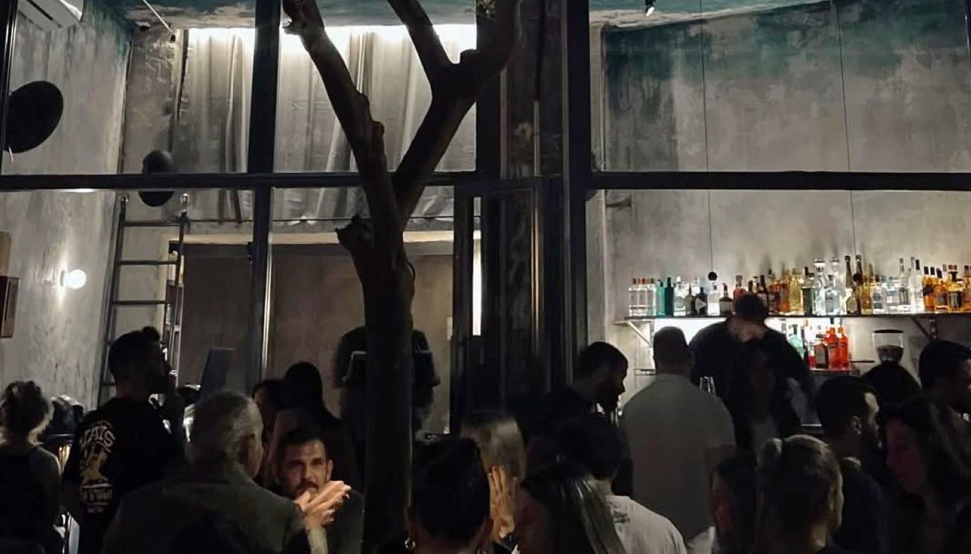 SCAMP: ΕΝΑ ΝΕΟ ΣΤΕΚΙ ΣΤΟ ΚΟΥΚΑΚΙ ΠΟΥ ΔΕΝ ΠΡΟΣΠΑΘΕΙ ΝΑ ΕΝΤΥΠΩΣΙΑΣΕΙ ΚΑΙ ΓΙ’ ΑΥΤΟ ΞΕΧΩΡΙΖΕΙ | The Bars