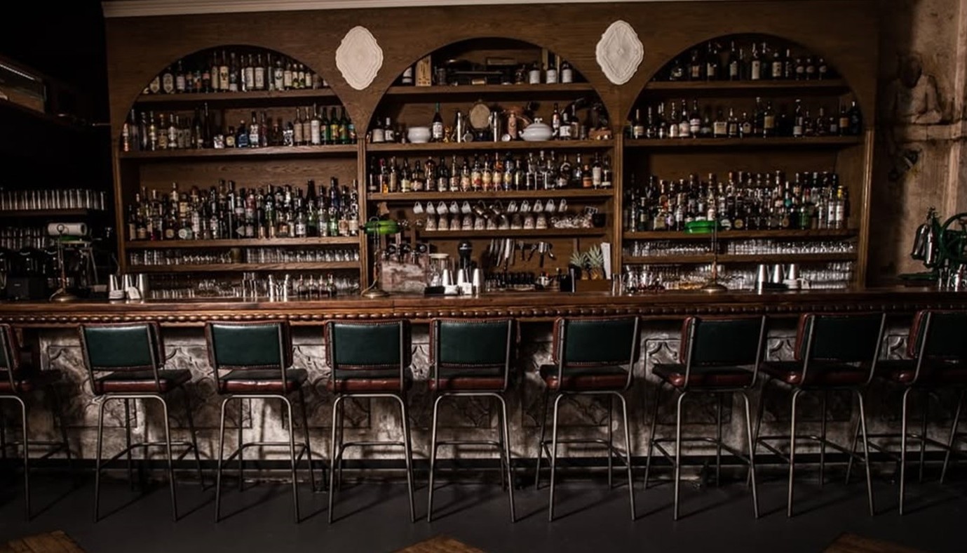 PINNACLE GUIDE & 50 BEST BARS: ΑΠΟ ΤΟ ΣΥΝΤΑΓΜΑ ΜΕΧΡΙ ΤΟΝ ΒΟΛΟ ΚΑΙ ΤΗ ΘΕΣΣΑΛΟΝΙΚΗ: ΤΑ ΕΛΛΗΝΙΚΑ ΜΠΑΡ ΚΕΡΔΙΖΟΥΝ ΔΙΕΘΝΗ ΠΑΡΑΣΗΜΑ | Νέα