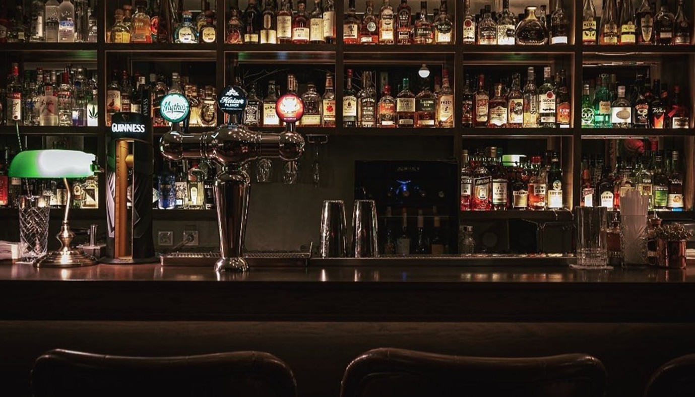 PARROT’S BEAK: ΤΟ ΜΠΑΡ ΠΟΥ ΕΒΑΛΕ ΤΟ ΔΙΔΥΜΟΤΕΙΧΟ ΣΤΟΝ ΧΑΡΤΗ ΤΗΣ ΕΛΛΗΝΙΚΗΣ ΜΠΑΡ ΣΚΗΝΗΣ ΕΧΕΙ ΓΕΝΕΘΛΙΑ | Νέα