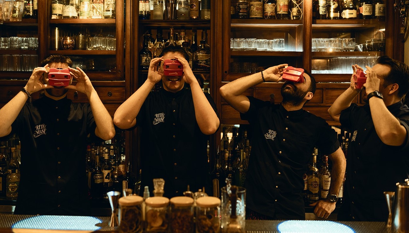 RED NOSE ΣΤΟΝ ΒΟΛΟ: ΕΝΑ PIN ΠΟΥ ΠΑΝΤΡΕΥΕΙ ΠΑΙΔΙΚΕΣ ΜΝΗΜΕΣ ΜΕ ΣΠΟΥΔΑΙΑ COCKTAILS | The Bars