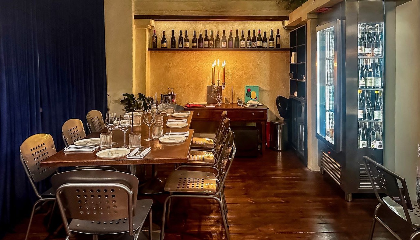 ΝΤΙΒΑ: ΜΙΑ ΝΕΑ ΤΟΛΜΗΡΗ «ΚΥΡΙΑ» ΓΕΥΣΕΩΝ ΣΤΟ ΕΣΤΙΑΤΟΡΙΚΟ ΠΑΛΚΟ ΤΗΣ ΑΘΗΝΑΣ | Νέα