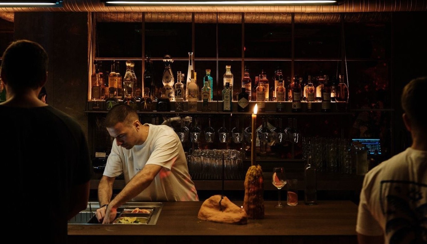 DON’T BE A DICK: ΜΙΑ ΝΤΙΣΚΟΜΠΑΛΑ ΓΥΡΝΑΕΙ ΣΤΗ ΦΕΙΔΙΟΥ ΜΑΖΙ ΜΕ COCKTAILS ΚΑΙ ΠΙΤΣΑ | The Bars