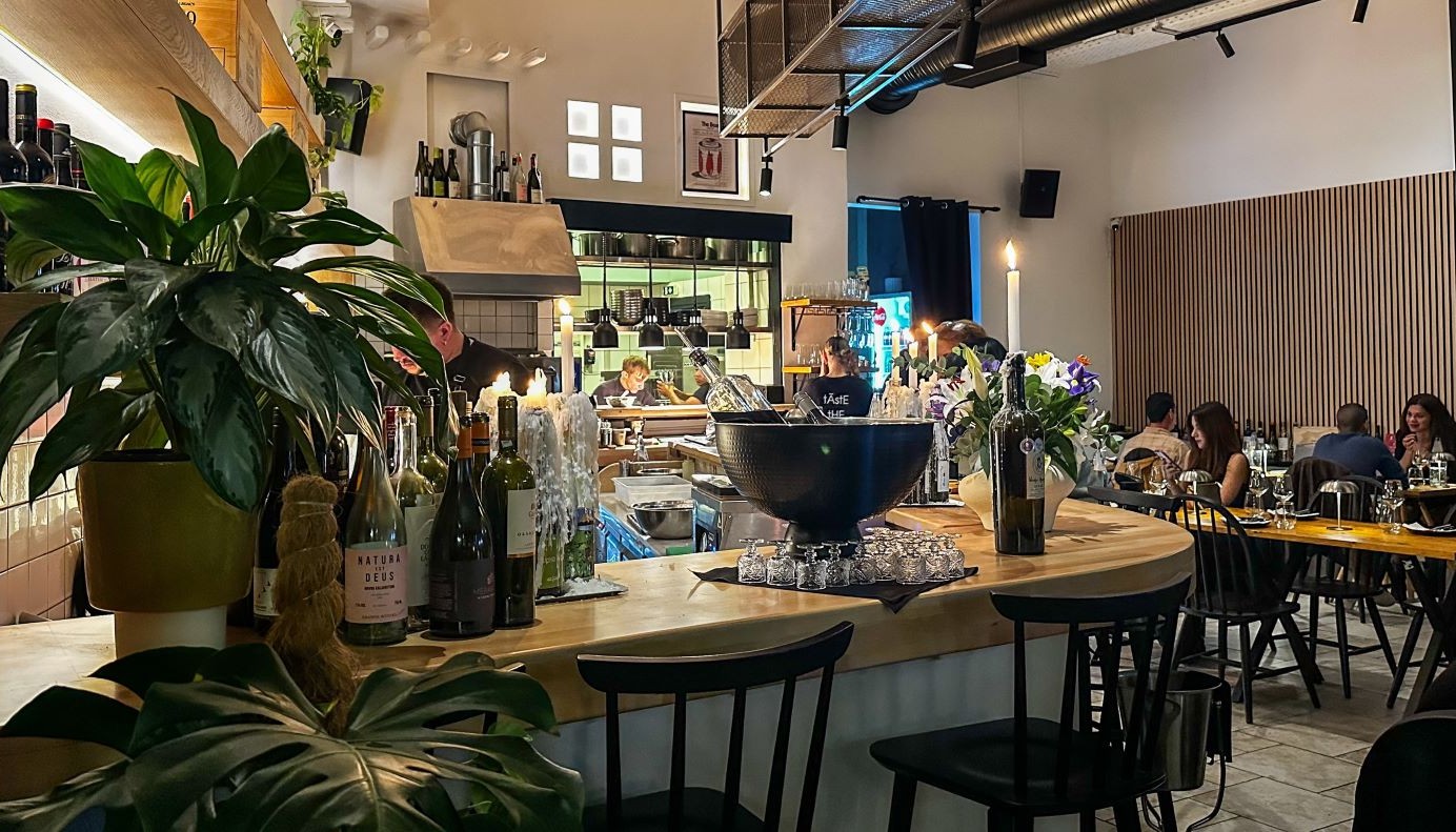 21+: ΜΙΑ ΝΕΑ ΕΣΤΙΑΤΟΡΙΚΗ ΑΦΙΞΗ ΣΤΟ ΠΕΡΙΣΤΕΡΙ | Νέα