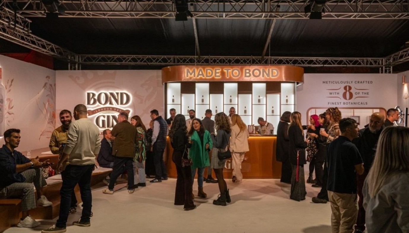 ΑΠΟ ΤΗΝ ΚΑΡΔΙΑ ΤΗΣ ΑΓΓΛΙΑΣ ΣΤΟ ΕΛΛΗΝΙΚΟ ΠΟΤΗΡΙ: ΤΟ BOND GIN ΚΑΝΕΙ ΔΙΑΚΡΙΤΙΚΑ ΤΗΝ ΕΙΣΟΔΟ ΤΟΥ | Νέα