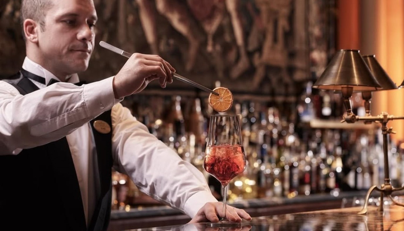 THE HOTEL BAR EDITION: ΟΙ ΠΙΟ ΓΟΗΤΕΥΤΙΚΕΣ ΜΠΑΡΕΣ ΤΩΝ ΞΕΝΟΔΟΧΕΙΩΝ ΤΗΣ ΠΟΛΗΣ ΓΙΑ ΤΙΣ ΓΙΟΡΤΕΣ | The Bars