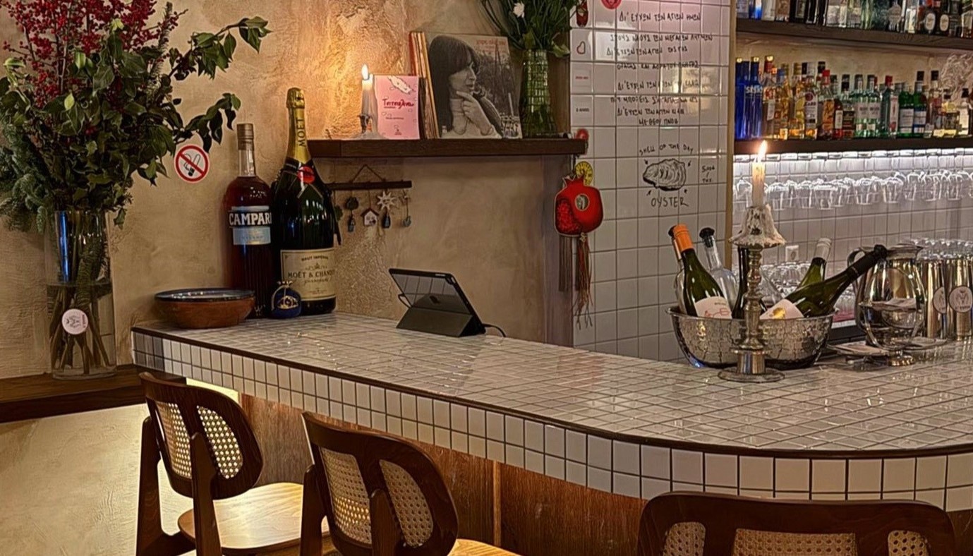 ΔΙ’ ΕΥΧΩΝ: ΟΤΑΝ Η ΑΥΘΕΝΤΙΚΗ ΠΡΩΤΗ ΥΛΗ ΣΥΝΑΝΤΑ ΤΗ VINTAGE ΓΟΗΤΕΙΑ ΕΝΟΣ ΠΑΛΙΟΥ ΑΘΗΝΑΪΚΟΥ ΣΠΙΤΙΟΥ ΣΤΟ ΜΕΤΣ. | The Bars