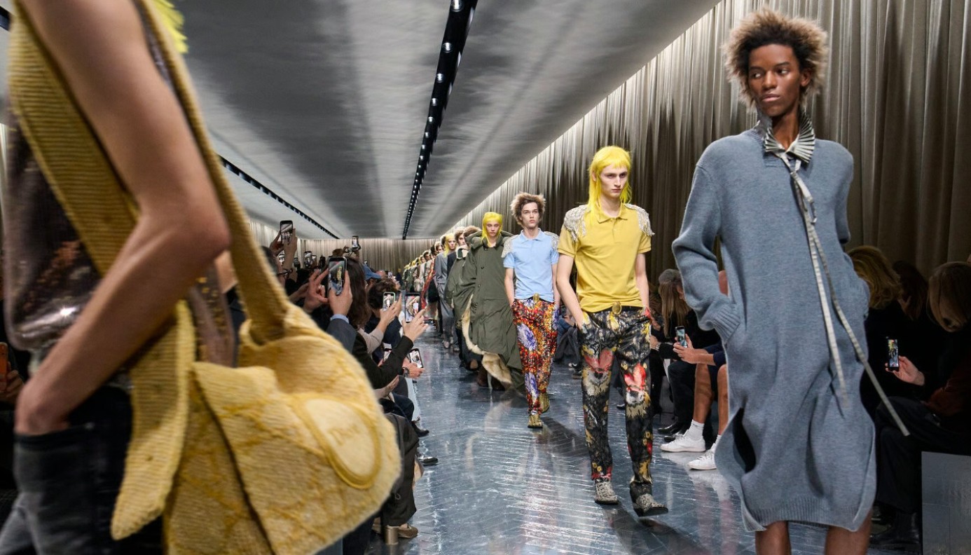 ΑΠΟΡΙΕΣ ΓΙΑ ΤΗΝ ΤΕΛΕΥΤΑΙΑ ΑΝΔΡΙΚΗ ΣΥΛΛΟΓΗ ΤΟΥ ΟΙΚΟΥ DIOR ΑΠΟ ΤΟΝ JW ANDERSON | Θέματα