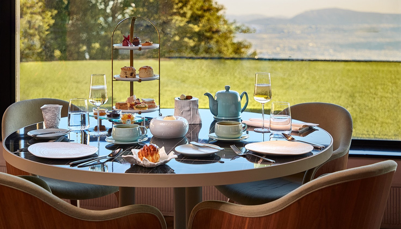 MONTE VISTA, ΓΙΑ AFTERNOON TEA, ΣΤΗΝ ΚΟΡΥΦΗ ΤΗΣ ΠΑΡΝΗΘΑΣ | Νέα