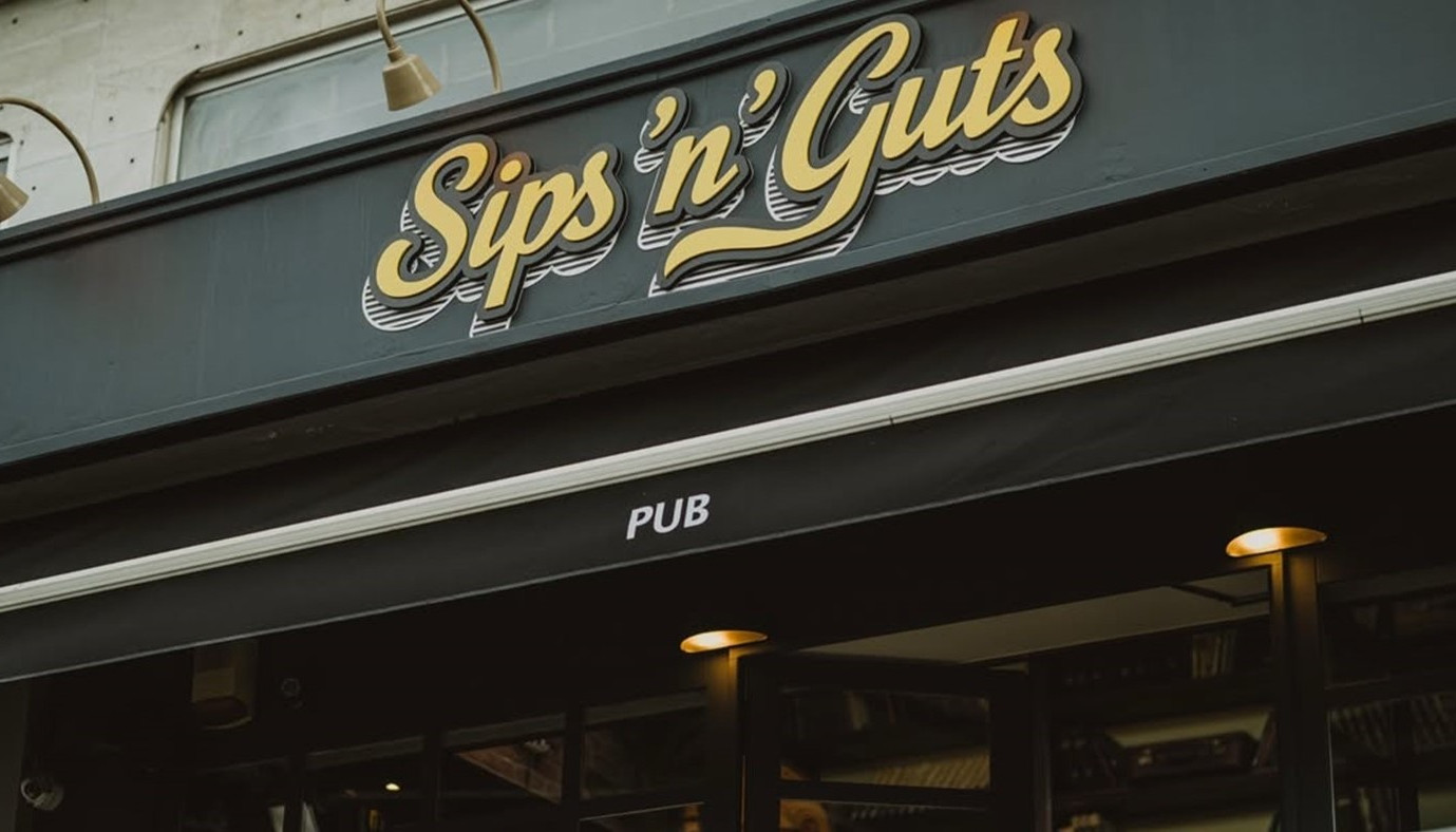 SIPS `N` GUTS: Η FINE DRINKING ΚΟΥΛΤΟΥΡΑ ΣΥΝΑΝΤΑ ΤΗΝ ΑΥΘΕΝΤΙΚΗ PUB ΣΤΟΝ ΠΕΙΡΑΙΑ | The Bars