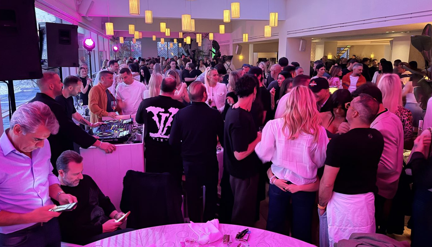 ΤΟ SEA SATIN ATHENS ΧΟΡΕΥΕΙ ΕΠΙΤΕΛΟΥΣ ΤΗΝ ΠΟΛΗ ΣΕ ΑΥΘΕΝΤΙΚΑ ΜΥΚΟΝΙΑΤΙΚΟΥΣ ΡΥΘΜΟΥΣ | Θέματα