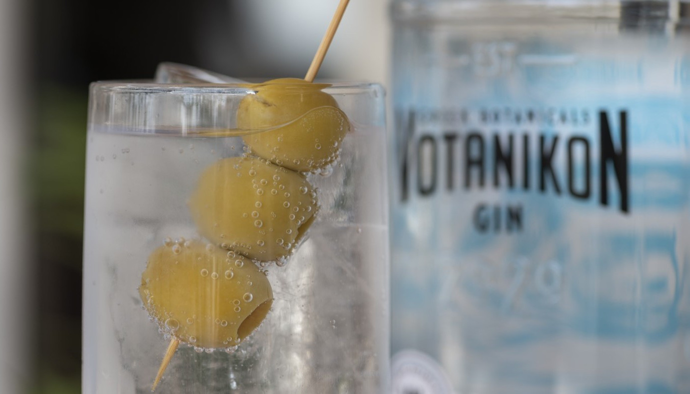 VOTANIKON: ΕΠΑΝΑΠΡΟΣΔΙΟΡΙΖΟΝΤΑΣ ΤΟ ΑΥΘΕΝΤΙΚΟ GIN & TONIC ΜΕ ΑΡΩΜΑ ΕΛΛΗΝΙΚΟΥ ΘΕΡΟΥΣ | Θέματα