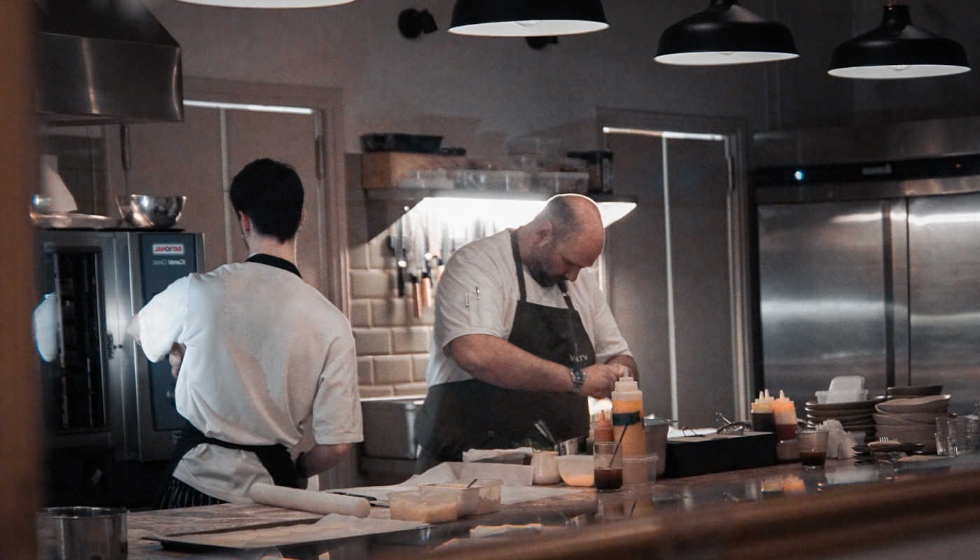 ΝΤΥΛΑΝ: ΤΟ BISTRO ΠΟΥ ΔΗΜΙΟΥΡΓΕΙ ΝΕΕΣ ΑΝΑΜΝΗΣΕΙΣ ΧΩΡΙΣ ΝΑ ΑΝΑΠΑΡΑΓΕΙ ΤΟ ΠΑΡΕΛΘΟΝ | Θέματα
