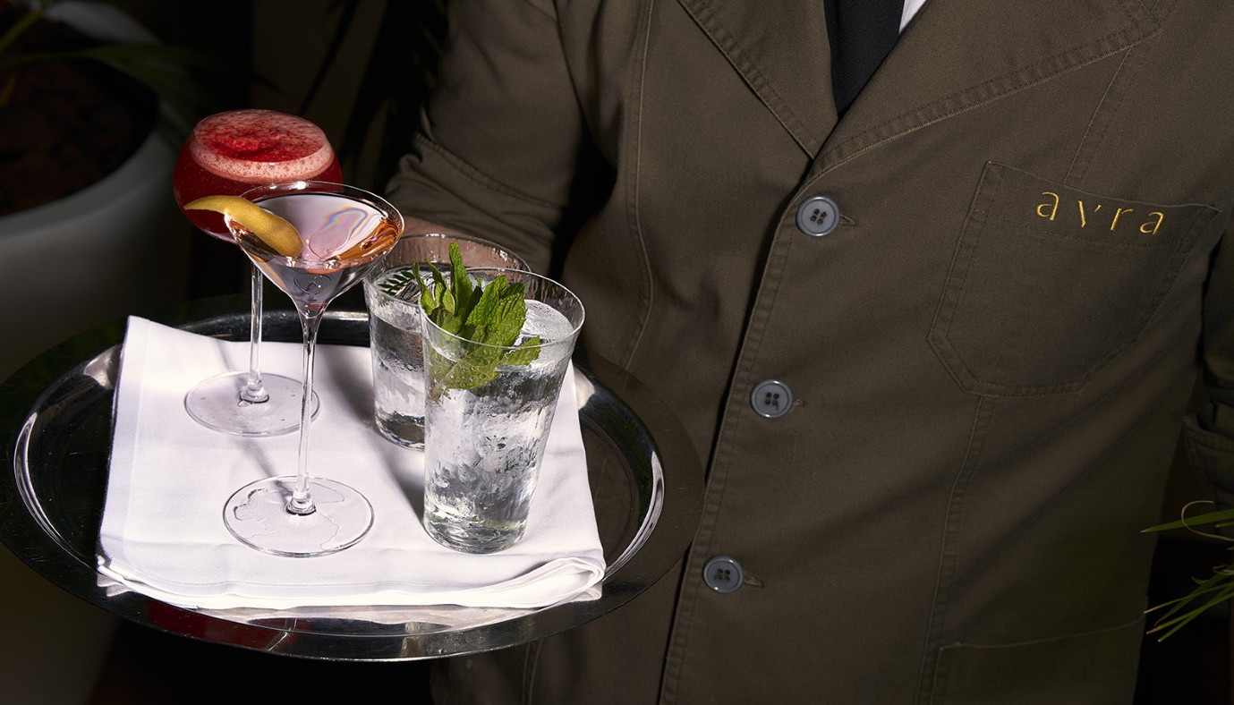 AVRA BAR: Η ΜΕΣΟΓΕΙΑΚΗ ΜΑΓΕΙΑ ΤΗΣ ΑΘΗΝΑΪΚΗΣ ΡΙΒΙΕΡΑΣ ΕΠΑΝΑΠΡΟΣΔΙΟΡΙΖΕΤΑΙ ΜΕΣΑ ΑΠΟ ΕΝΑ ΑΙΣΘΗΤΗΡΙΑΚΟ ΜΕΝΟΥ | The Bars