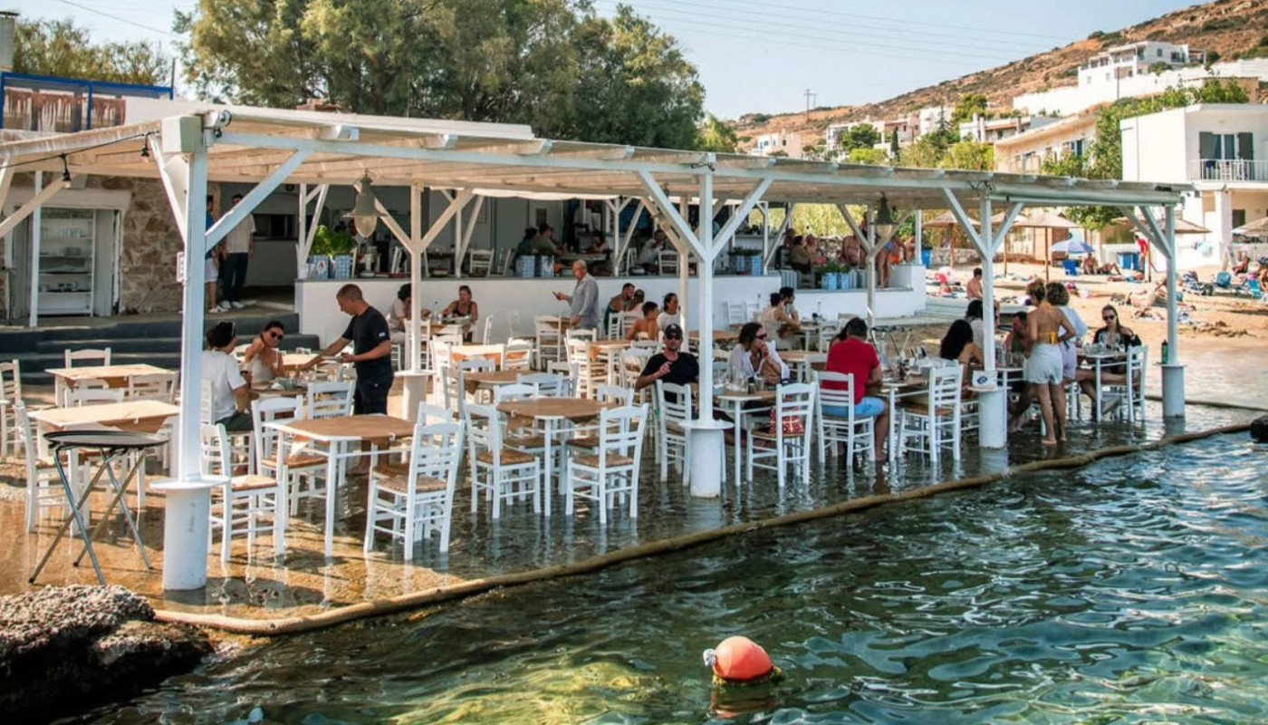 ΑΧΛΑΔΙ-FISH TAVERNA, ΜΙΑ ΨΑΡΟΤΑΒΕΡΝΑ ΠΟΥ ΞΕΧΩΡΙΖΕΙ ΣΤΗΝ ΣΥΡΟ | Θέματα