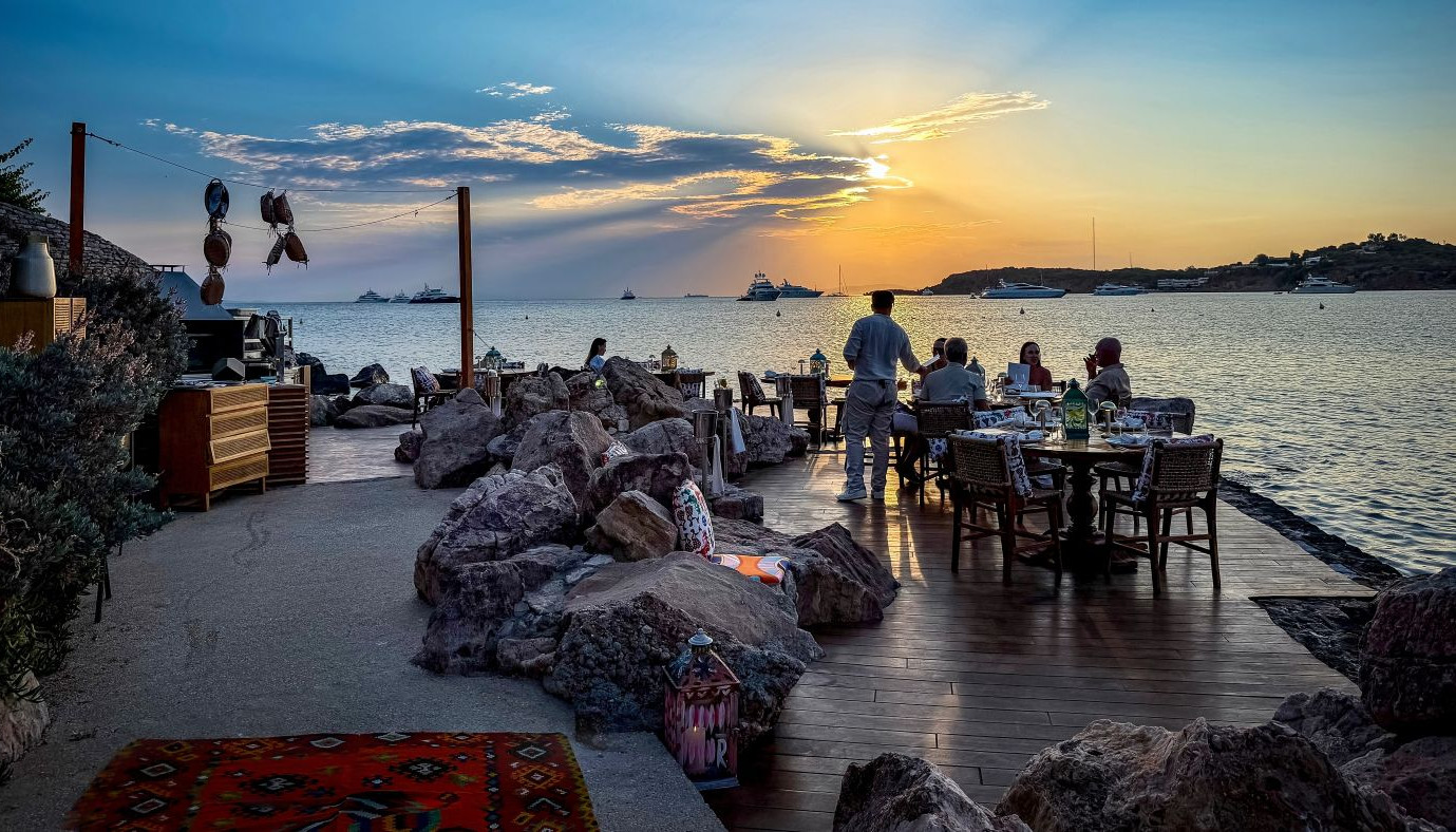 ZOLOTAS BEACH: ΕΝΑ ΘΕΛΚΤΙΚΟ ΑΠΑΓΚΙΟ ΤΗΣ ΑΘΗΝΑΪΚΗΣ ΡΙΒΙΕΡΑΣ ΜΕ ΧΡΩΜΑΤΑ ΚΑΙ ΑΡΩΜΑΤΑ ΕΛΛΑΔΑΣ | Θέματα