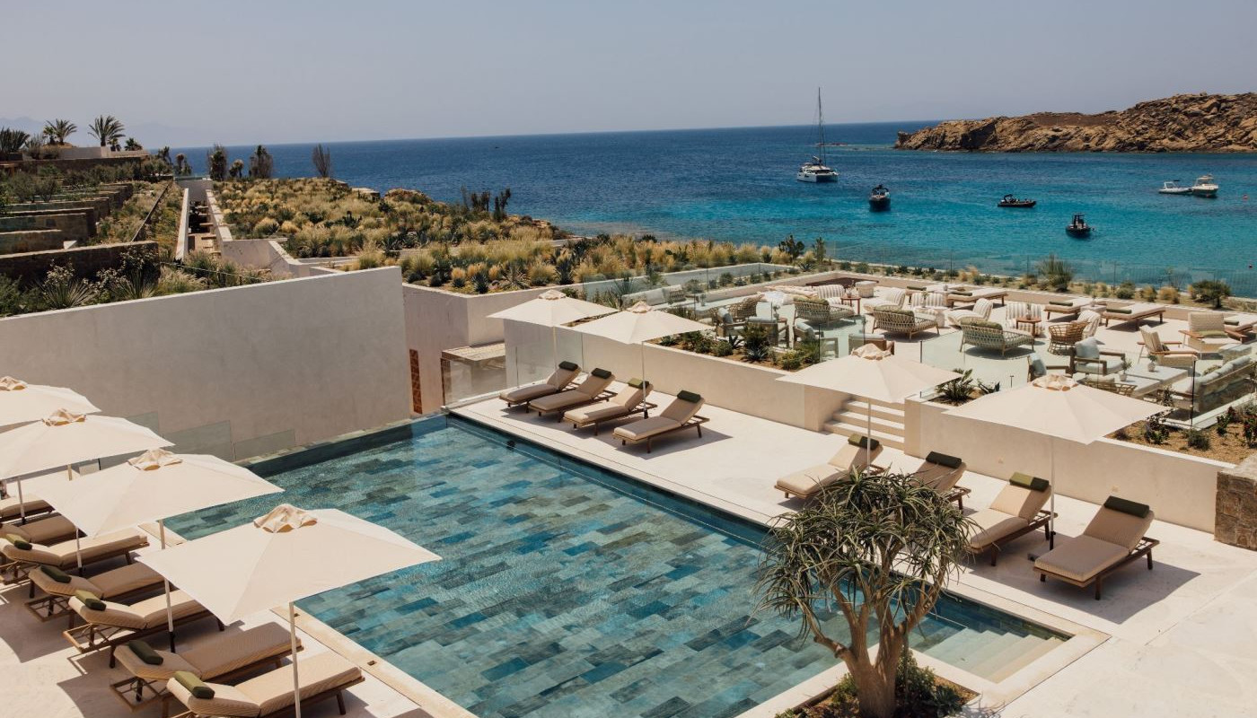 FOUQUET’S MYKONOS, ΦΥΣΗΞΕ ΠΑΡΙΖΙΑΝΙΚΟΣ ΑΕΡΑΣ ΣΤΟ ΝΗΣΙ ΤΩΝ ΑΝΕΜΩΝ. | Ξενοδοχεία