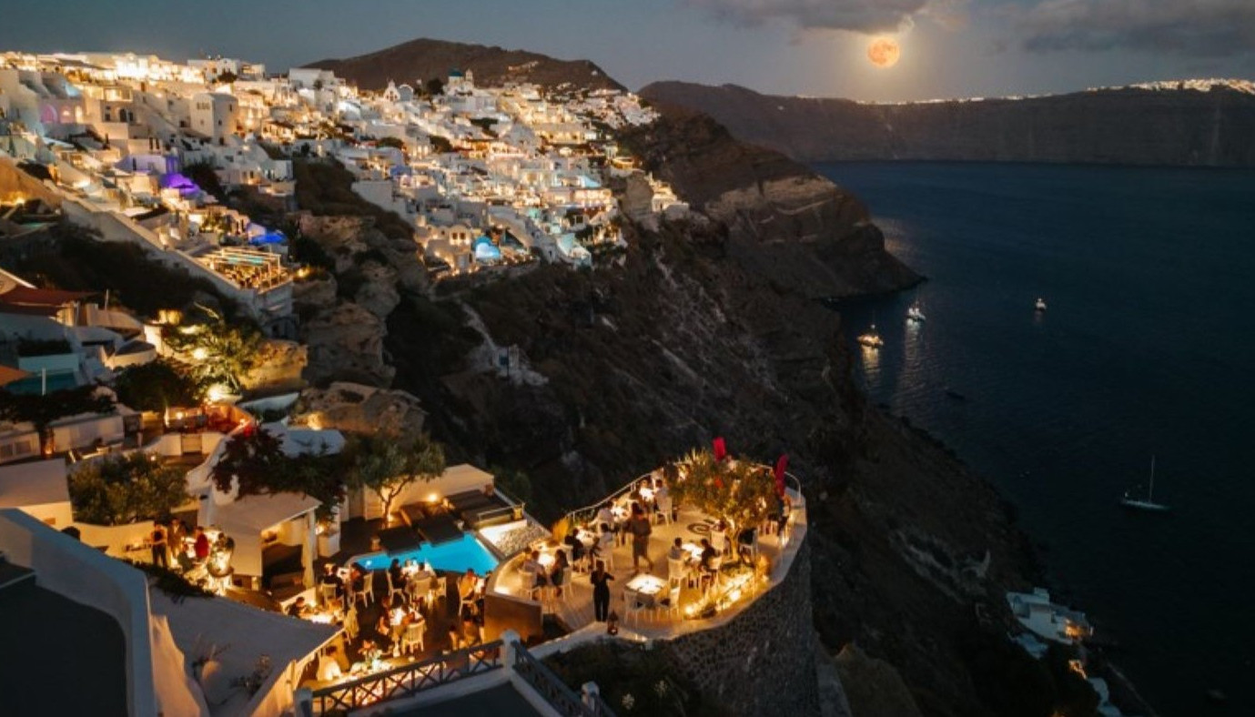 LYCABETTUS, ΣΑΝΤΟΡΙΝΗ: ΣΤΟ ΥΨΟΣ ΤΗΣ ΔΙΚΗΣ ΤΟΥ ΙΣΤΟΡΙΑΣ | Κριτικές Εστιατορίων