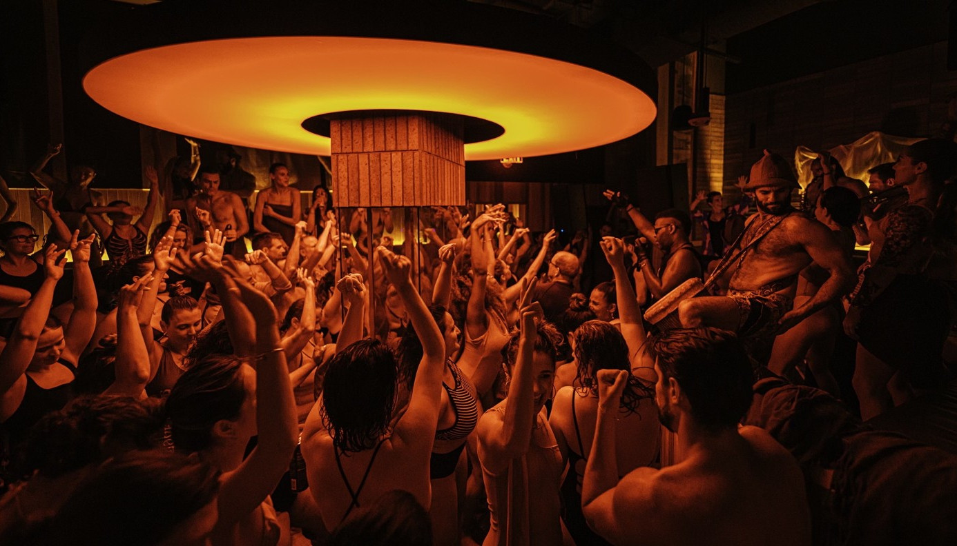 ΑΠΟ ΤΑ ΣΚΟΤΕΙΝΑ DANCEFLOORS ΣΤΑ SOUND BATHS ΚΑΙ ΤΗ ΝΕΑ ΕΠΟΧΗ ΤΟΥ WELLNESS ENTERTAINMENT | Θέματα