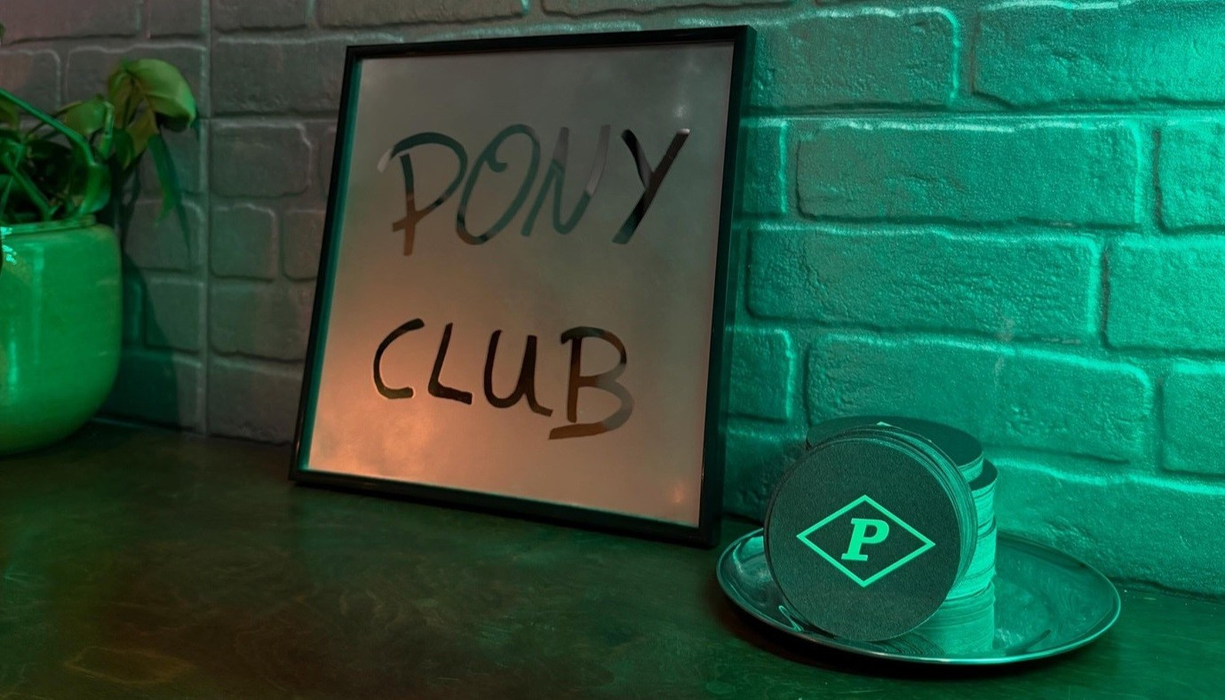 PONY CLUB: ΜΙΚΡΑ ΠΙΑΤΑ, SPRITZ ΚΑΙ ΜΟΥΣΙΚΗ ΜΕ ΧΑΡΑΚΤΗΡΑ ΑΠΕΝΑΝΤΙ ΑΠΟ ΤΟ CARAVEL | The Bars
