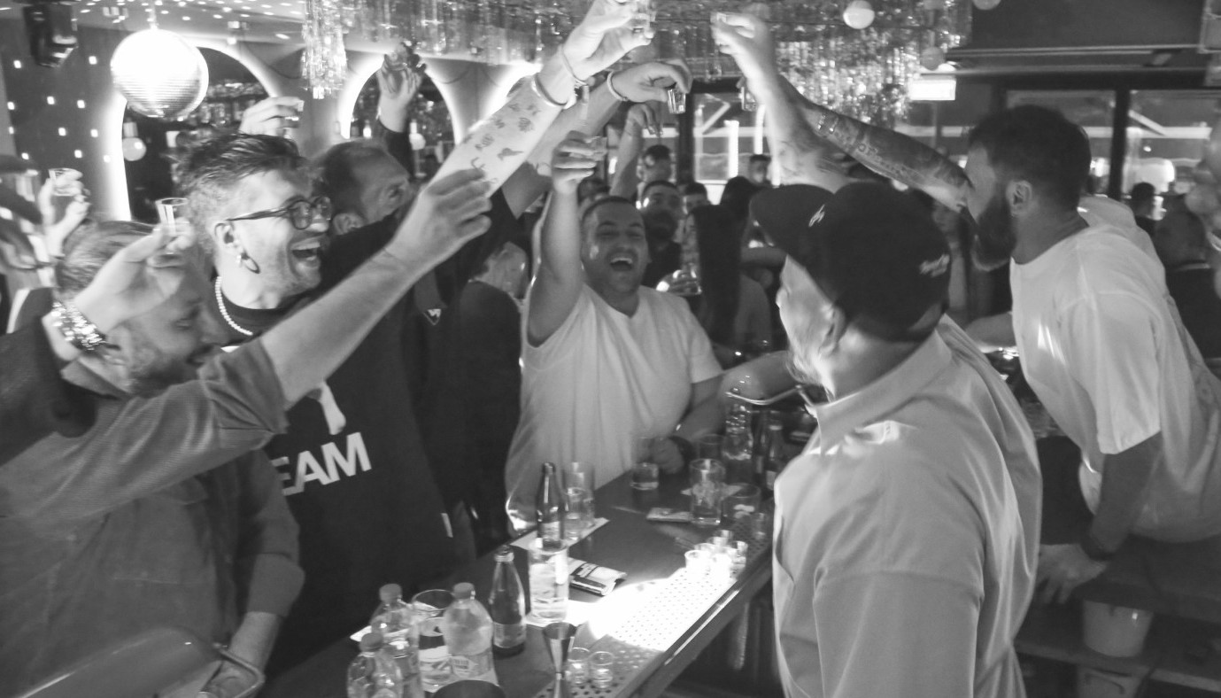 ΕΝΝΕΑ ΧΡΟΝΙΑ PARROT’S BEAK: ΟΤΑΝ Η ΚΑΡΔΙΑ ΤΟΥ ΔΙΕΘΝΟΥΣ BARTENDING ΧΤΥΠΑ ΣΤΟ ΒΟΡΕΙΟΤΕΡΟ ΣΗΜΕΙΟ ΤΗΣ ΕΛΛΑΔΑΣ | Νέα