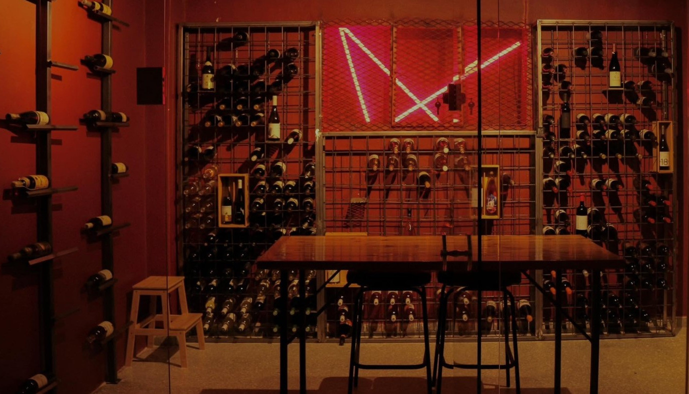 ΚΕΔΡΟΣ WINE BAR: ΑΝΕΠΙΤΗΔΕΥΤΗ ΑΤΜΟΣΦΑΙΡΑ, BOUTIQUE ΟΙΝΟΠΟΙΕΙΑ ΚΑΙ ΑΥΘΕΝΤΙΚΟ PAIRING ΣΤΗΝ ΚΥΨΕΛΗ | Θέματα